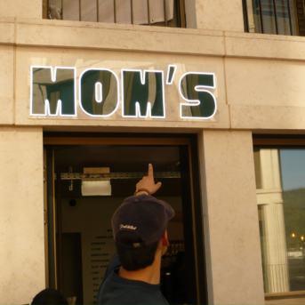 Bild der Dankstelle Mom’s Café & Bar